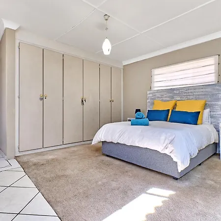 Large 1 Bedroom Cottage, 15 Min From Or Tambo Airport, With Backup Power And Water Germiston Exterior photo