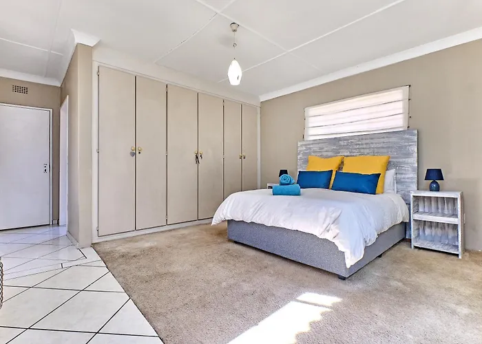 Large 1 Bedroom Cottage, 15 Min From Or Tambo Airport, With Backup Power And Water