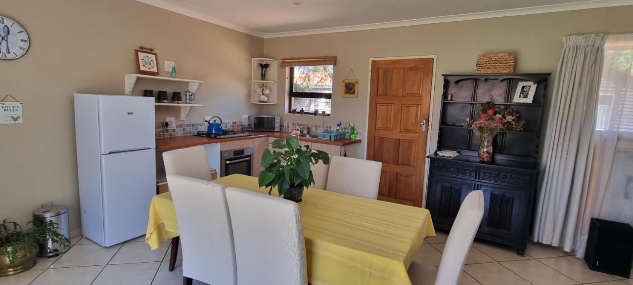 Large 1 Bedroom Cottage, 15 Min From Or Tambo Airport, With Backup Power And Water Germiston