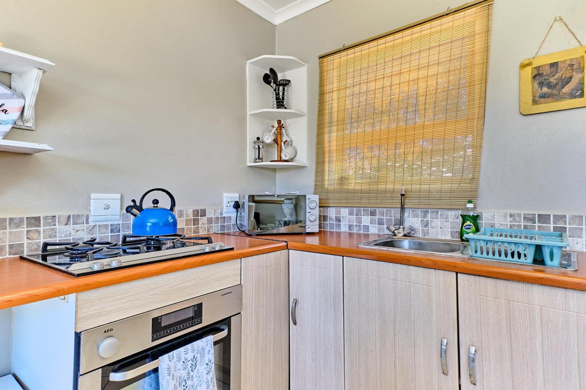 Apartment Large 1 Bedroom Cottage, 15 Min From Or Tambo Airport, With Backup Power And Water Germiston