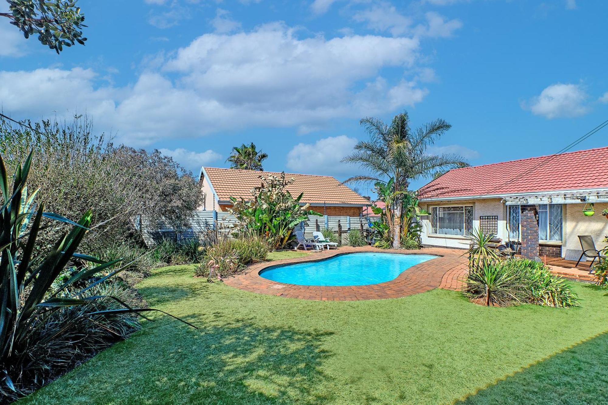 Large 1 Bedroom Cottage, 15 Min From Or Tambo Airport, With Backup Power And Water Germiston