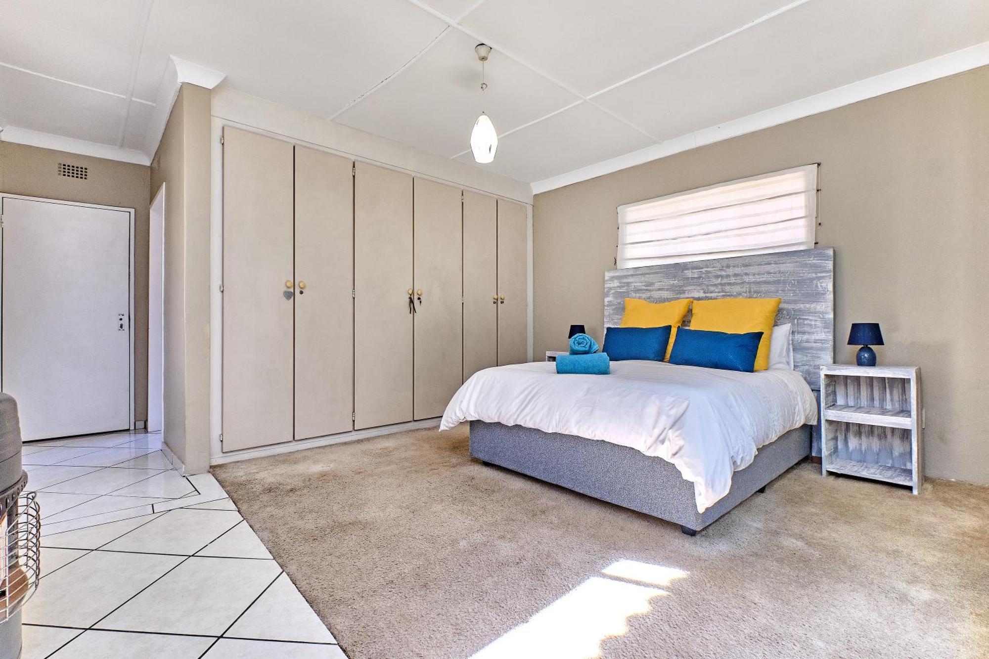 Large 1 Bedroom Cottage, 15 Min From Or Tambo Airport, With Backup Power And Water