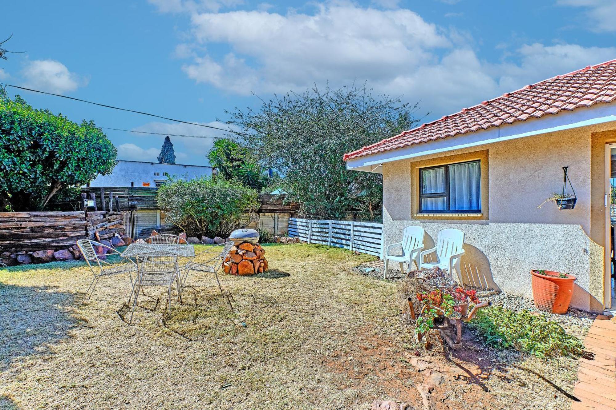 Large 1 Bedroom Cottage, 15 Min From Or Tambo Airport, With Backup Power And Water Apartment Germiston