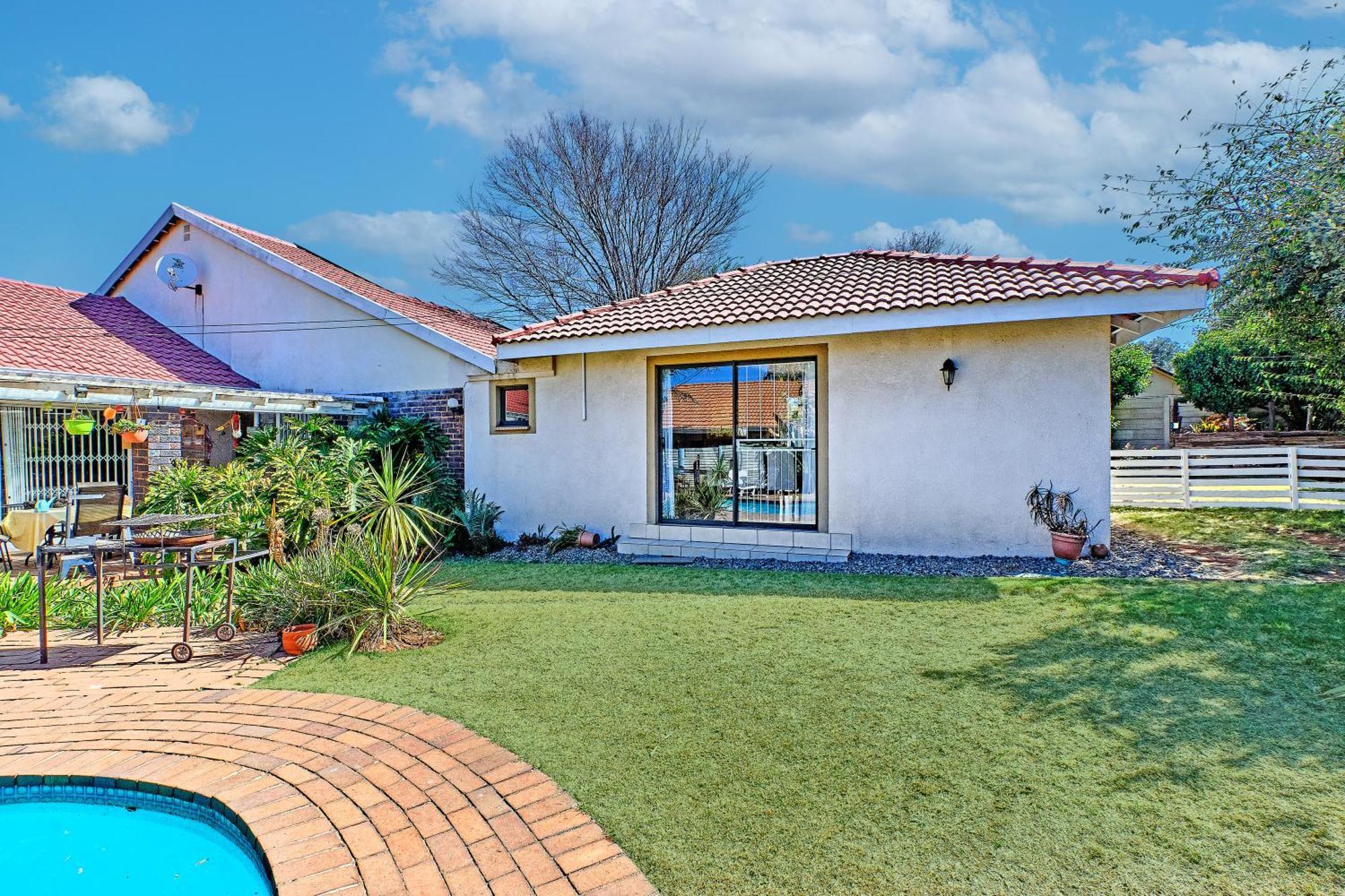 Large 1 Bedroom Cottage, 15 Min From Or Tambo Airport, With Backup Power And Water *