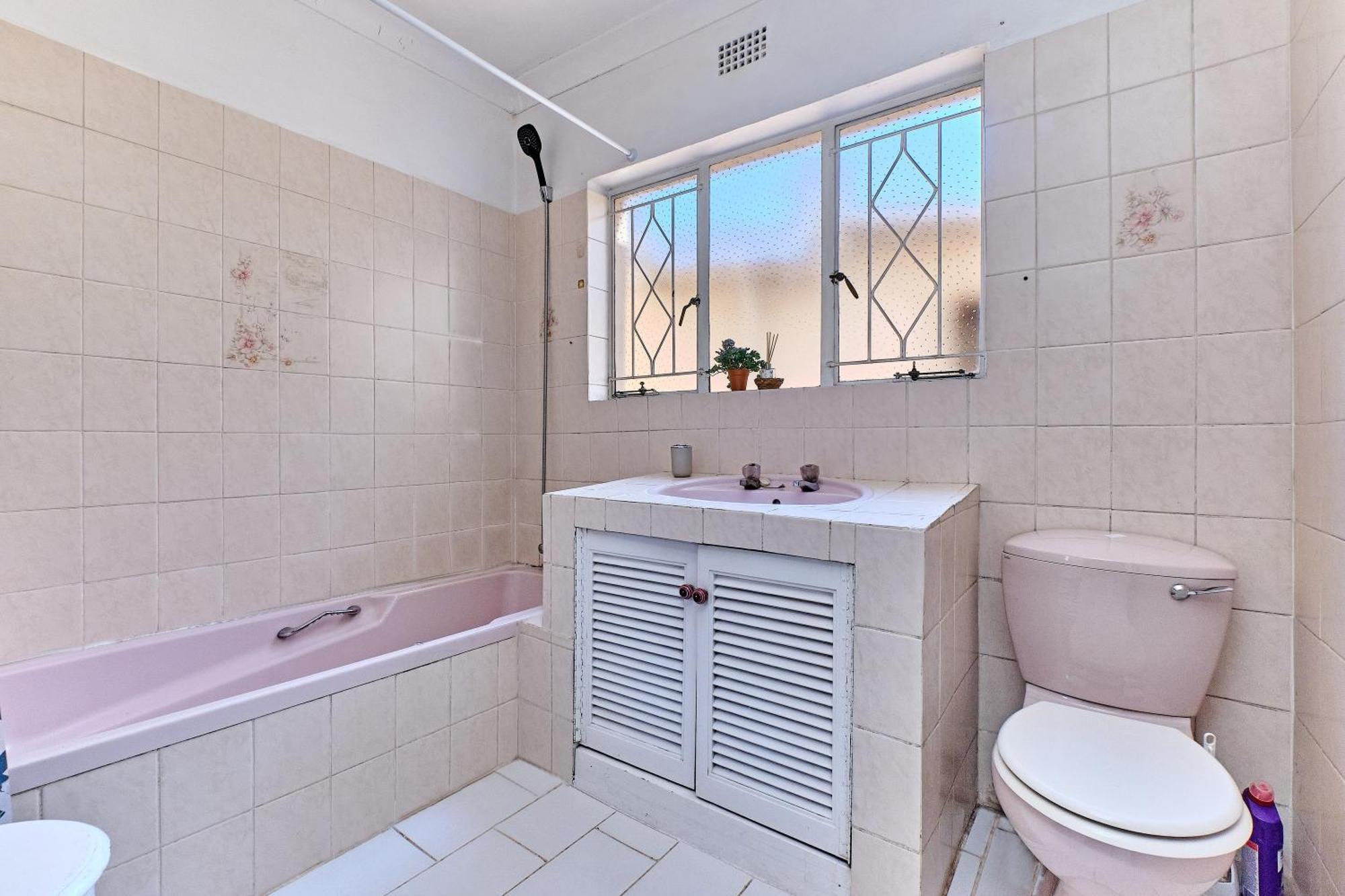 Large 1 Bedroom Cottage, 15 Min From Or Tambo Airport, With Backup Power And Water Apartment